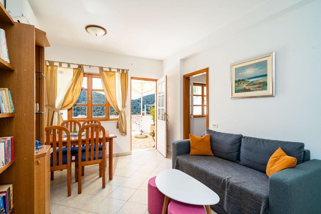 sala de estar con sofá y mesa en Rooms and Apartment Nike en Dubrovnik