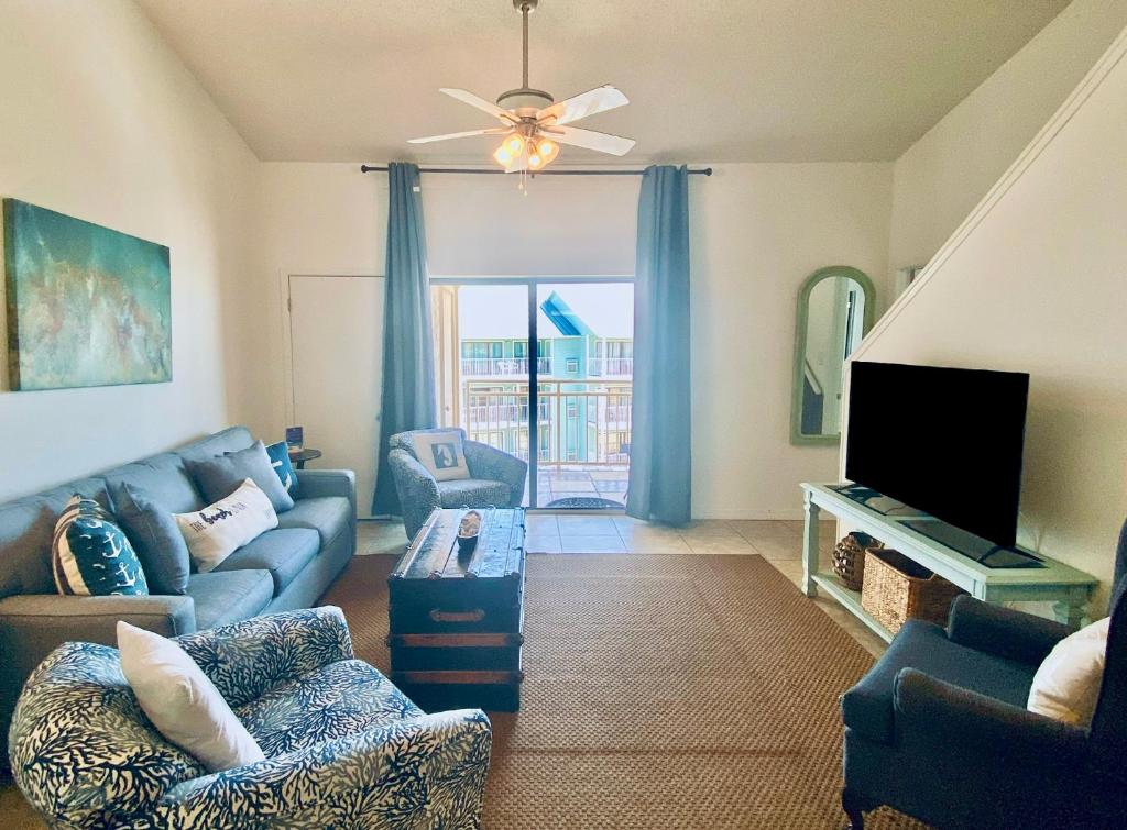 ein Wohnzimmer mit einem Sofa und einem Flachbild-TV in der Unterkunft Sugar Beach 321 by ALBVR - Beautiful condo at the beach from ALBVR! in Gulf Shores