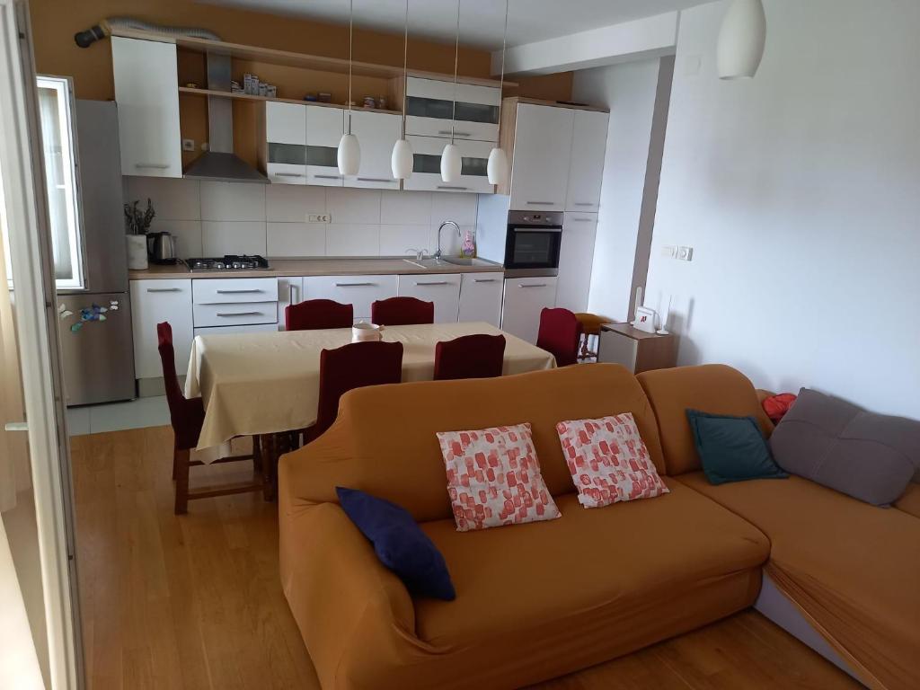 Kuchyňa alebo kuchynka v ubytovaní Apartments by the sea Biograd na Moru, Biograd - 11932