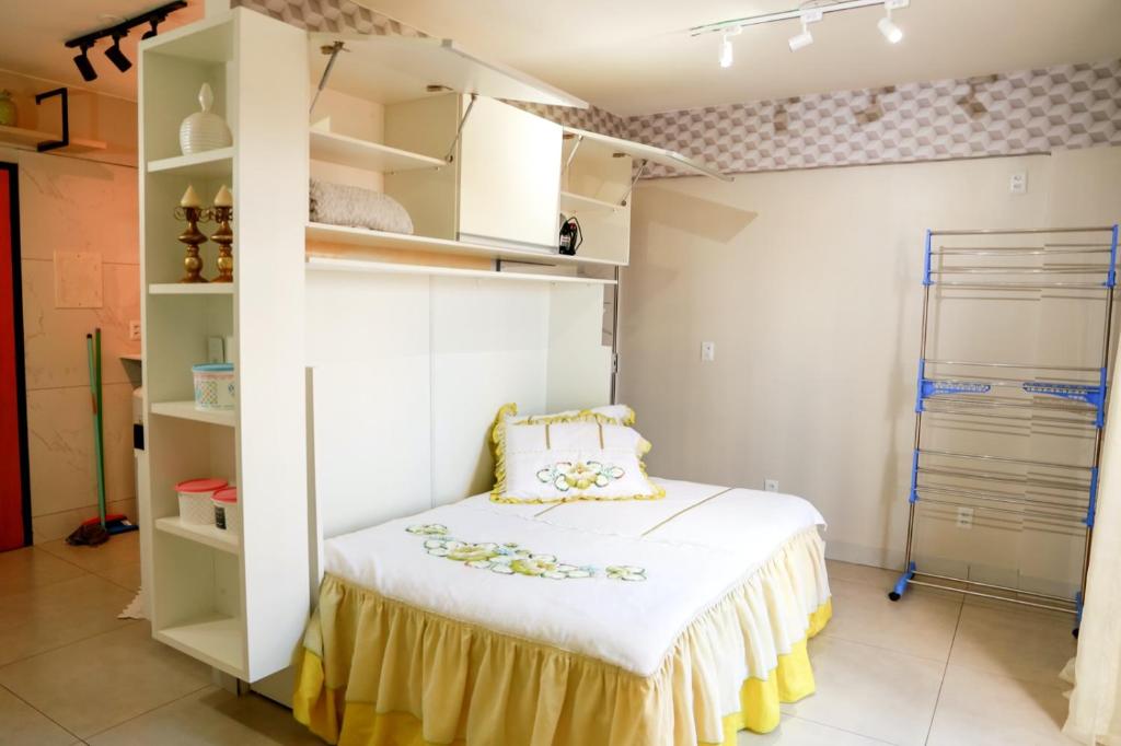 1 dormitorio con cama y armario en Apto funcional ao lado da Universidade Catolica en Taguatinga