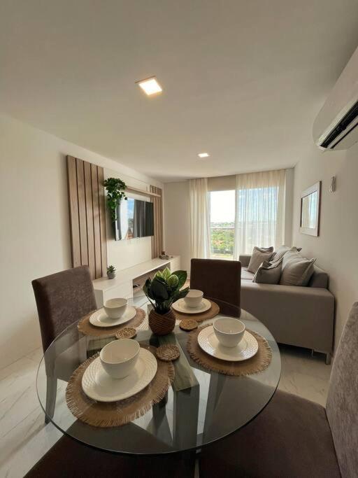 uma sala de estar com uma mesa de vidro e cadeiras em Apartamento moderno em Colonia Mariano Roque Alonso