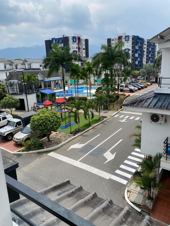 een lege straat met een parkeerplaats met palmbomen bij Casa en Villavicencio buena ubicación in Villavicencio