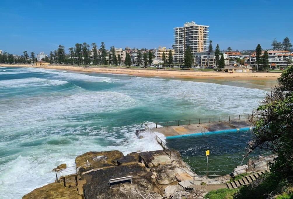- une vue sur la plage, l'océan et les bâtiments dans l'établissement Ideal 1BR Suite near the Manly Beach with Pool, à Sydney