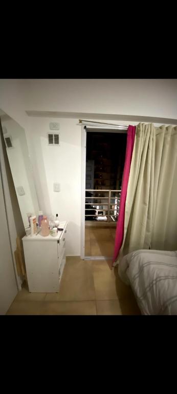 um quarto com uma cama, uma janela e uma mesa em Depto La Plata em La Plata