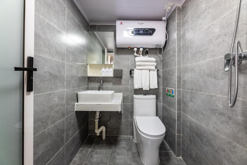 Koupelna v ubytování Happy Dragon Hotel -- Nearby Tiananmen square & Forbidden City & Wangfujing Street & Line 5,6,8 Subway Nearby & Free coffee & Free laundry & Fluent English speaking & Tourist attractions ticket service & Free WiFi unlimited for Western software