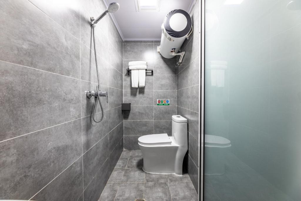 Koupelna v ubytování Happy Dragon Hotel -- Nearby Tiananmen square & Forbidden City & Wangfujing Street & Line 5,6,8 Subway Nearby & Free coffee & Free laundry & Fluent English speaking & Tourist attractions ticket service & Free WiFi unlimited for Western software