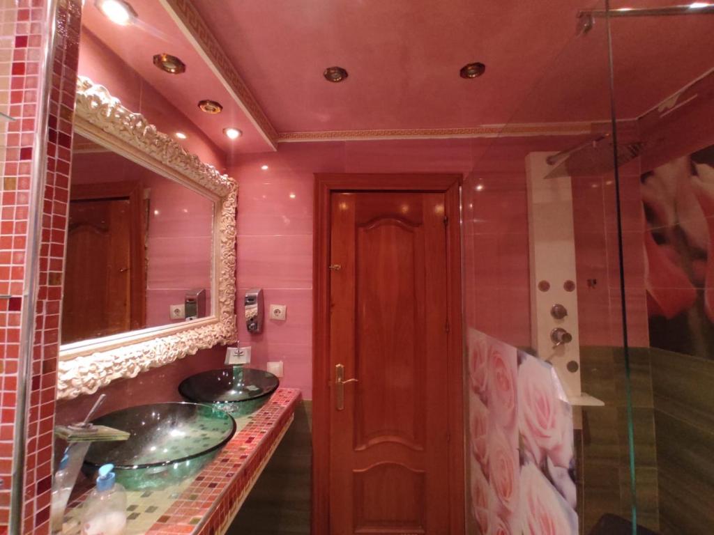 Baño con 2 lavabos y espejo en MilanG, en Madrid