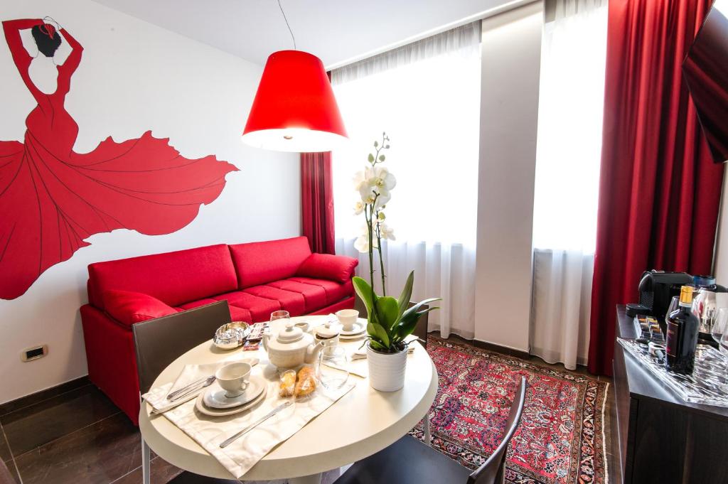 ヴェローナにあるItalianflat - Arena di Verona Apartmentsのリビングルーム(赤いソファ、テーブル付)