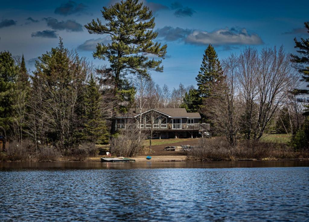 une maison sur la rive d'un lac dans l'établissement Perfect 3 bedroom waterfront muskoka cottage, à Parry Sound