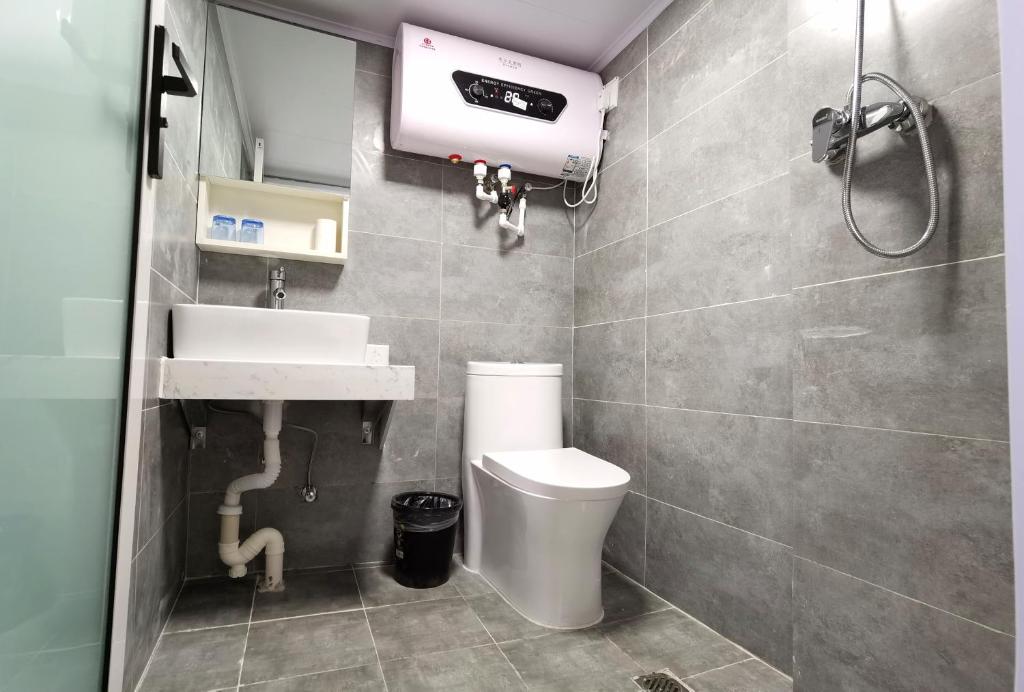 Koupelna v ubytování Happy Dragon Hotel -- Nearby Tiananmen square & Forbidden City & Wangfujing Street & Line 5,6,8 Subway Nearby & Free coffee & Free laundry & Fluent English speaking & Tourist attractions ticket service & Free WiFi unlimited for Western software
