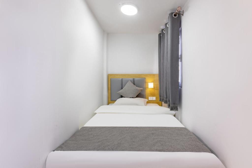 Postel nebo postele na pokoji v ubytování Happy Dragon Hotel -- Nearby Tiananmen square & Forbidden City & Wangfujing Street & Line 5,6,8 Subway Nearby & Free coffee & Free laundry & Fluent English speaking & Tourist attractions ticket service & Free WiFi unlimited for Western software