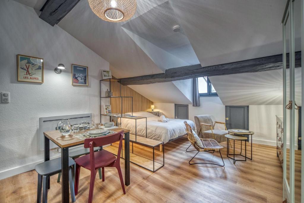 um quarto com uma cama, uma mesa e cadeiras em Le Strasbourg - Centre ville - Climatisation em Grenoble