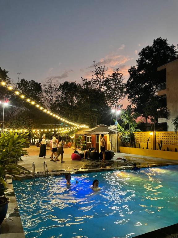 - une piscine avec des personnes nageant la nuit dans l'établissement Chez Loan Hotel, à Ninh Binh