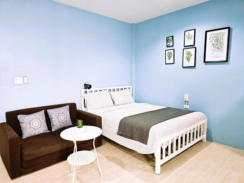 una camera con letto e divano di Near boxing center, 1BR apartment, Sofa bed, Wifi a Chalong