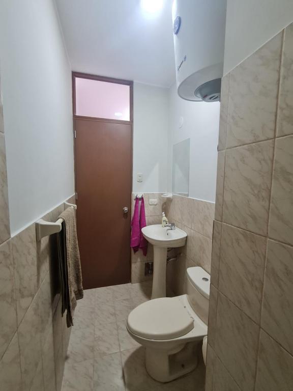 łazienka z toaletą i umywalką w obiekcie Departamento céntrico Huancayo w mieście Huancayo