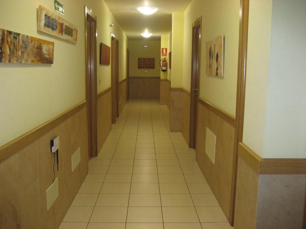einen Flur in einem Krankenhaus mit einem langen Korridor in der Unterkunft Pensión Residencia Caola in Arteixo