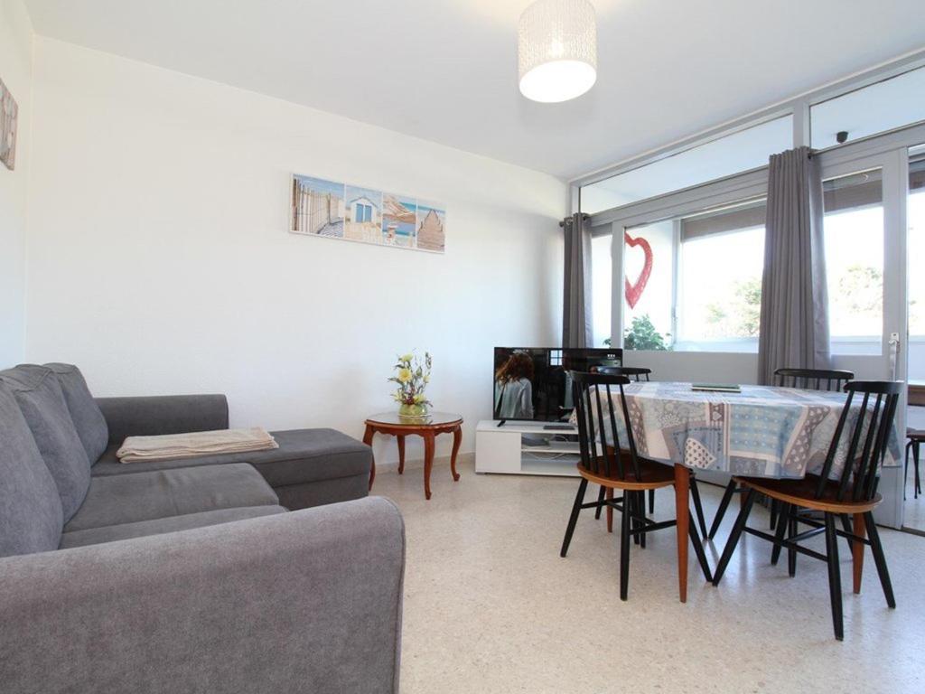 un salon avec un canapé et une table dans l'établissement Bel Appartement T2 avec Loggia à 2 Min des Thermes, Wi-Fi, Classé 2 Étoiles - FR-1-553-211, à Balaruc-les-Bains