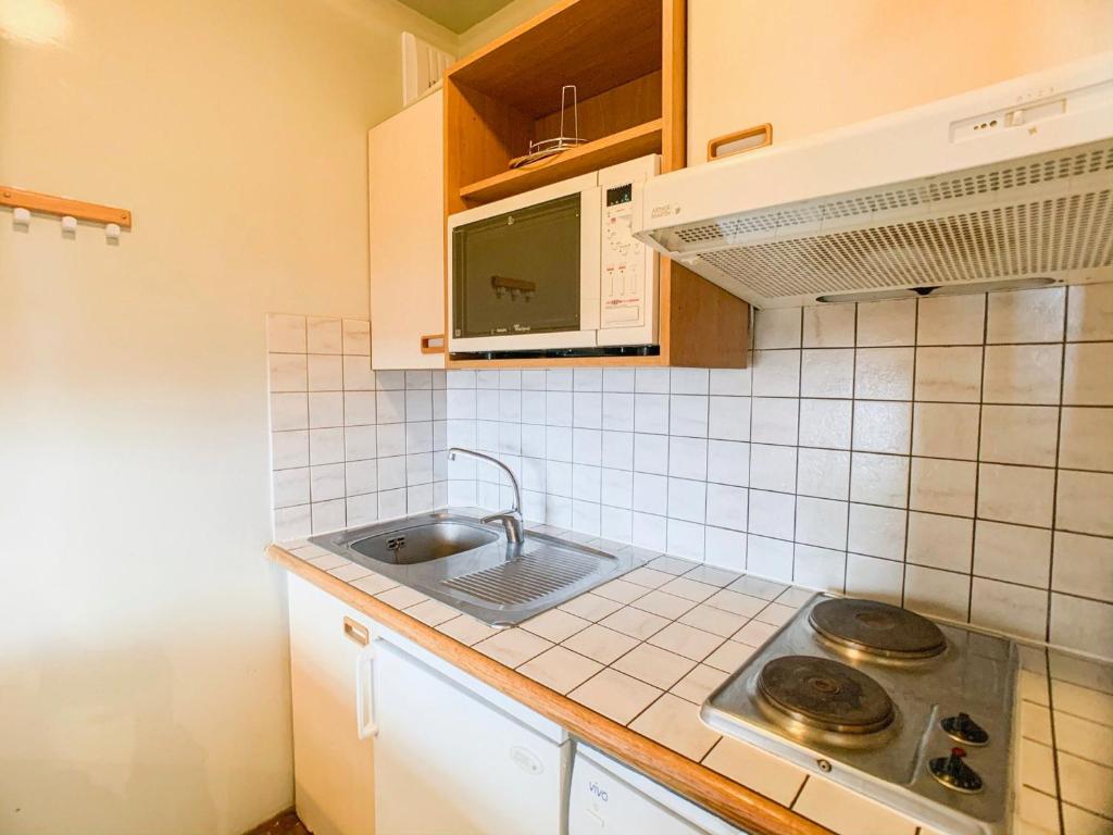 Kuchyňa alebo kuchynka v ubytovaní Appartement cosy · Proche pistes et commerces · Balcon · 6 couchages - FR-1-502-501