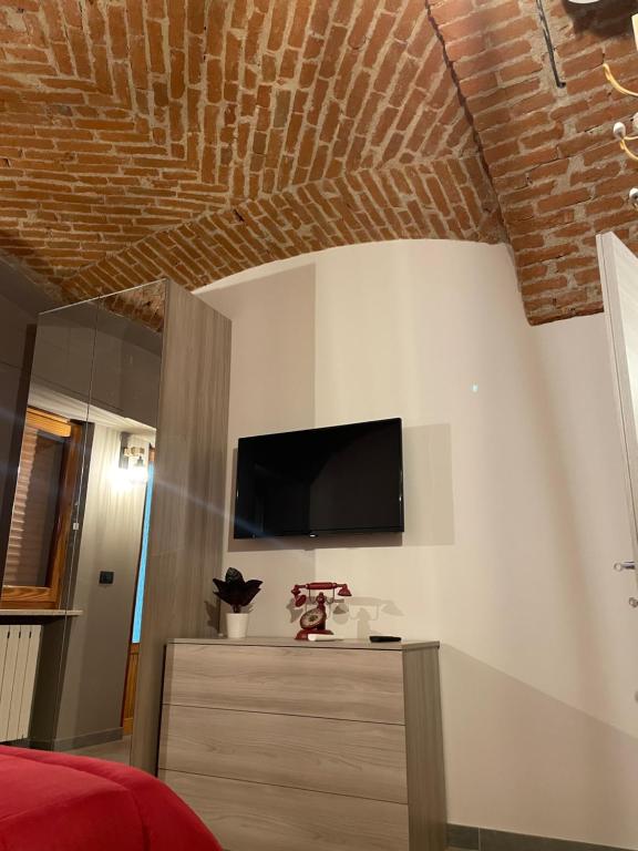 Televízia a/alebo spoločenská miestnosť v ubytovaní HappyHome Bilocale centro storico Rivarolo Canavese