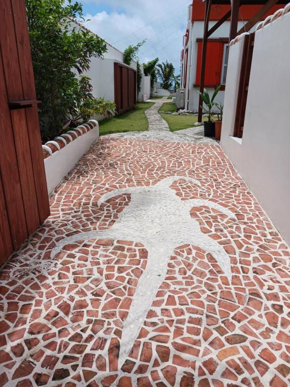 una pasarela con suelo de mosaico y un caballo pintado en ella en そよ旅 Soyotabi, en Ishigaki Island