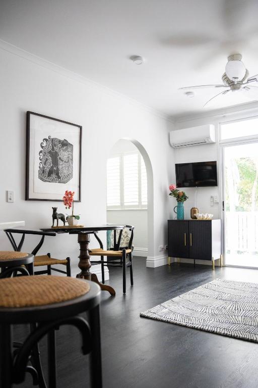 Posezení v ubytování Noir-Luxe In Port Douglas, newly renovated May 2023