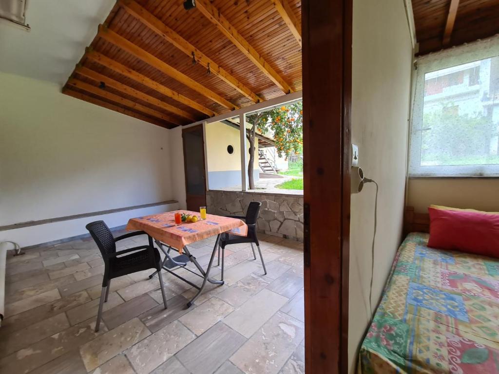 Habitación con mesa, sillas y cama en Billy's Apartment en Ligourio
