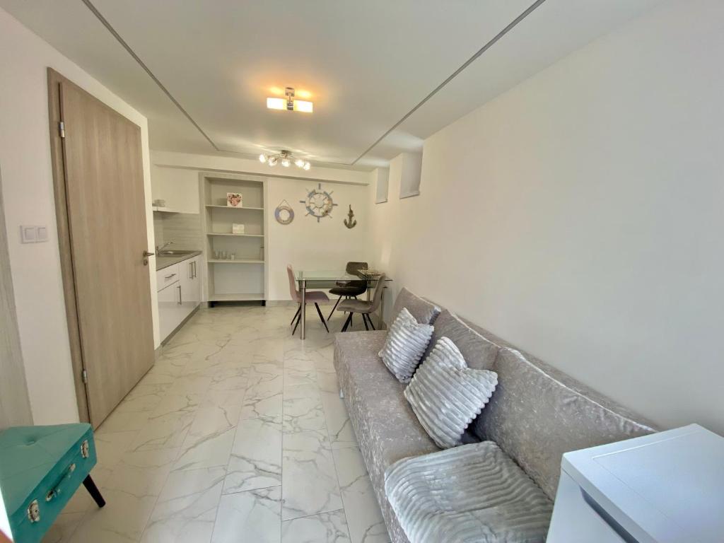 A kitchen or kitchenette at Q-Panzió