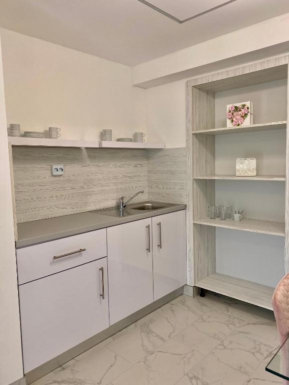 A kitchen or kitchenette at Q-Panzió