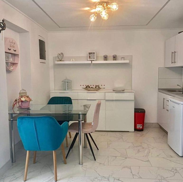 A kitchen or kitchenette at Q-Panzió