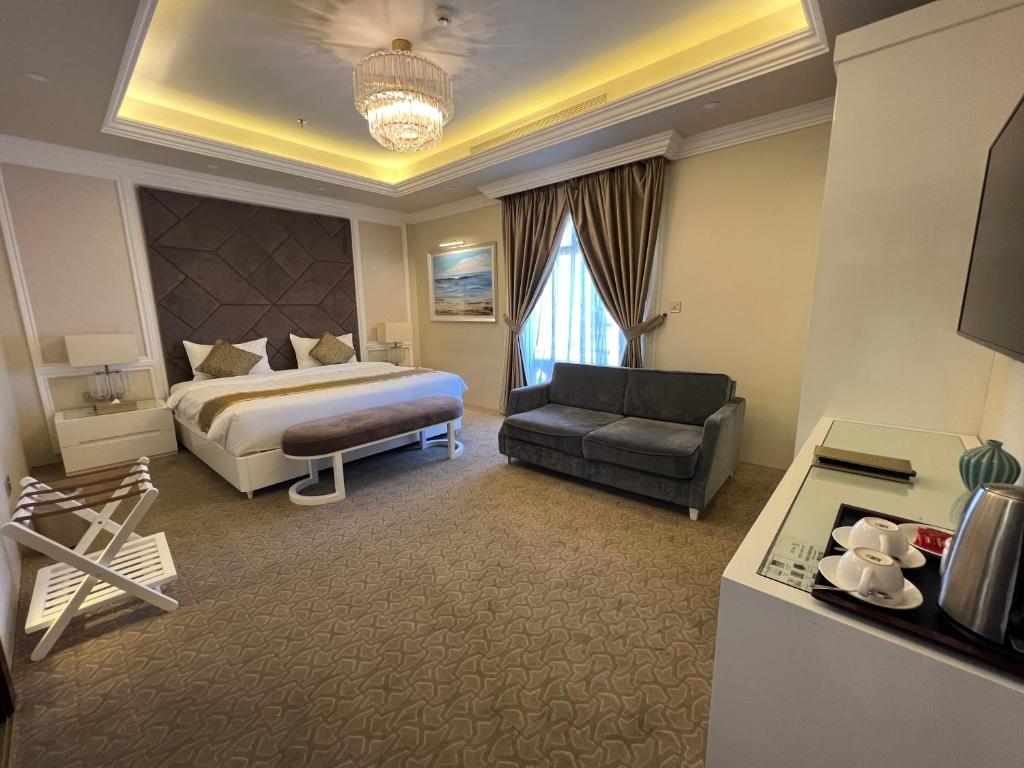 Postel nebo postele na pokoji v ubytování Remaj Hotel