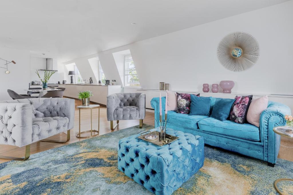 a living room with a blue couch and two chairs at Stunning Covent Garden DREAM COME TRUE Super Quiet HOTEL Alike HOME in London