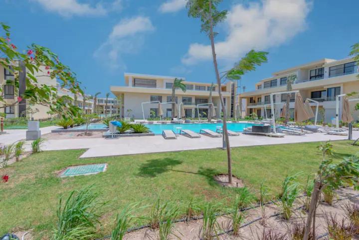un grand immeuble avec piscine dans l'établissement Ground Floor Studio - G Cribs -Elgouna, à Hurghada