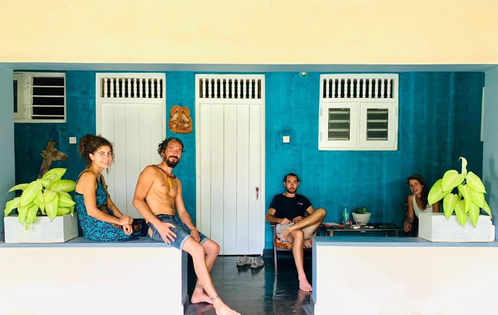 un groupe de personnes assises au bord d'une pièce dans l'établissement Sun Shine Guest House, à Negombo