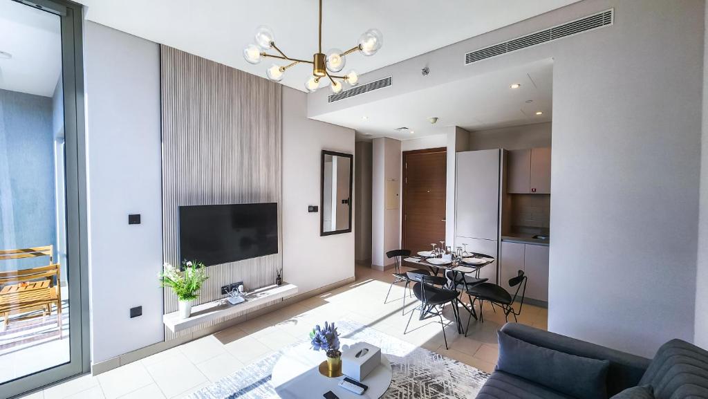 TV a/nebo společenská místnost v ubytování STAY BY LATINEM Luxury 1BR Holiday Home CVR A2006 near Burj Khalifa