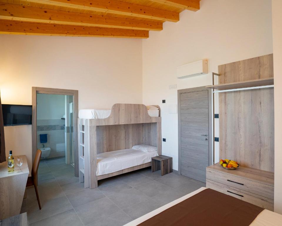 - une chambre avec des lits superposés et une salle de bains dans l'établissement RipassoQui, à Custoza