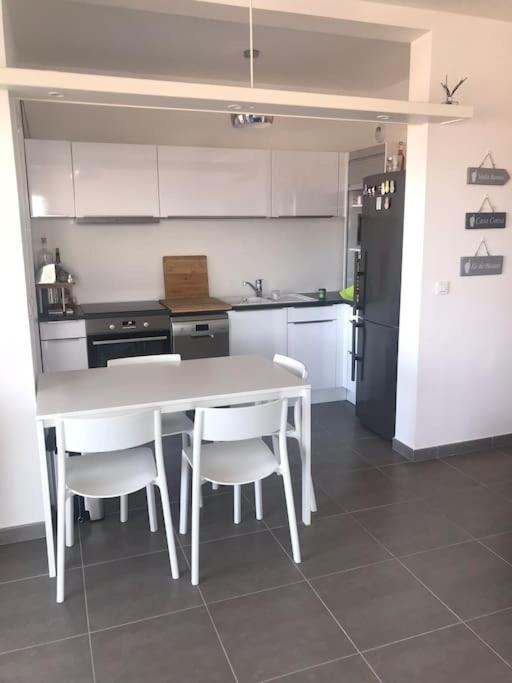 Kuchyň nebo kuchyňský kout v ubytování Appart avec terrasse vue sur mer exceptionnelle