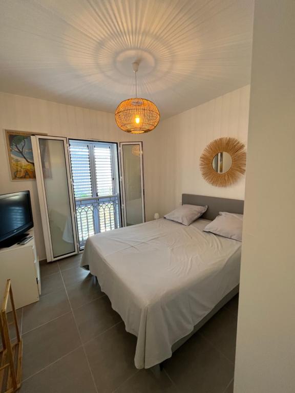 Postel nebo postele na pokoji v ubytování Appart avec terrasse vue sur mer exceptionnelle