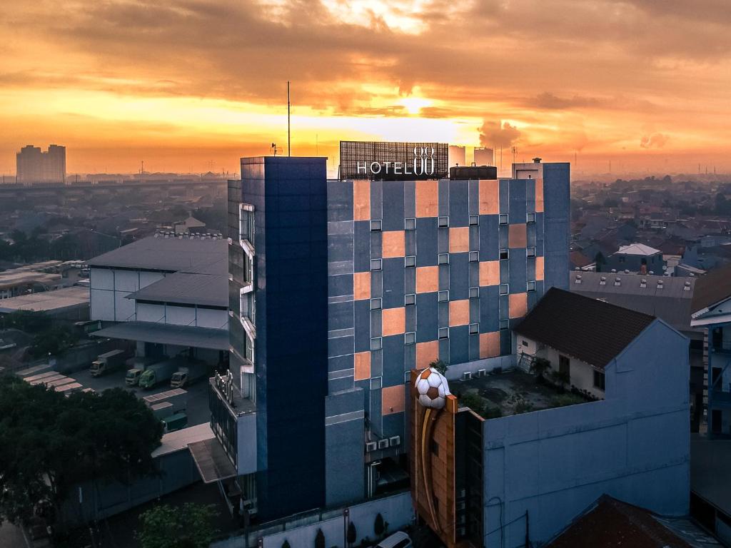 Un uomo in piedi sul lato di un edificio di Hotel 88 Bekasi By WH a Bekasi