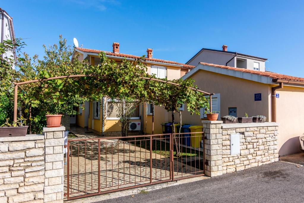 Apartments with parking space Valbandon, Fazana - 7352