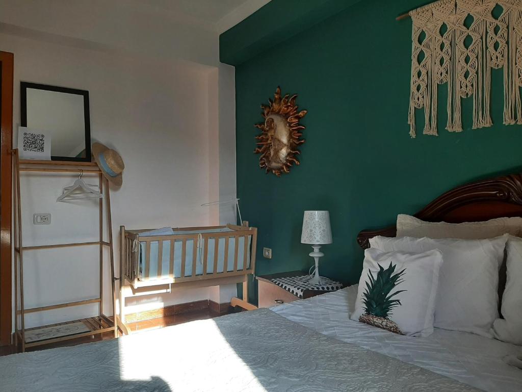 En eller flere senge i et værelse på Cosy central apartment