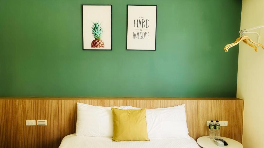 Postel nebo postele na pokoji v ubytování 古栗Chestnut Guest House-可包棟民宿