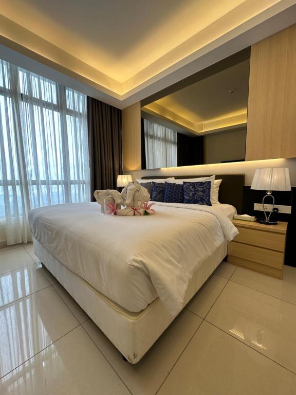una camera da letto con un grande letto e un animale di peluche di The ECON at Genting Highlands a Resorts World Genting