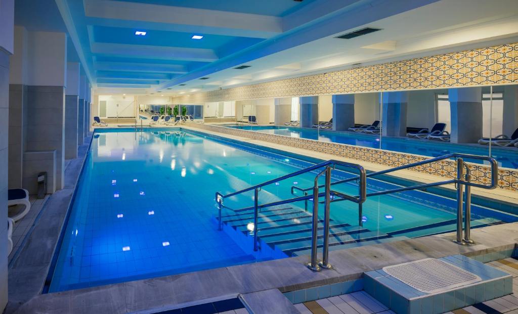Bazén v ubytování MASLINICA Mimosa Lido Palace Hotel nebo v jeho okolí