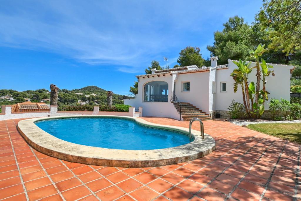 The swimming pool at or close to Entrepinos