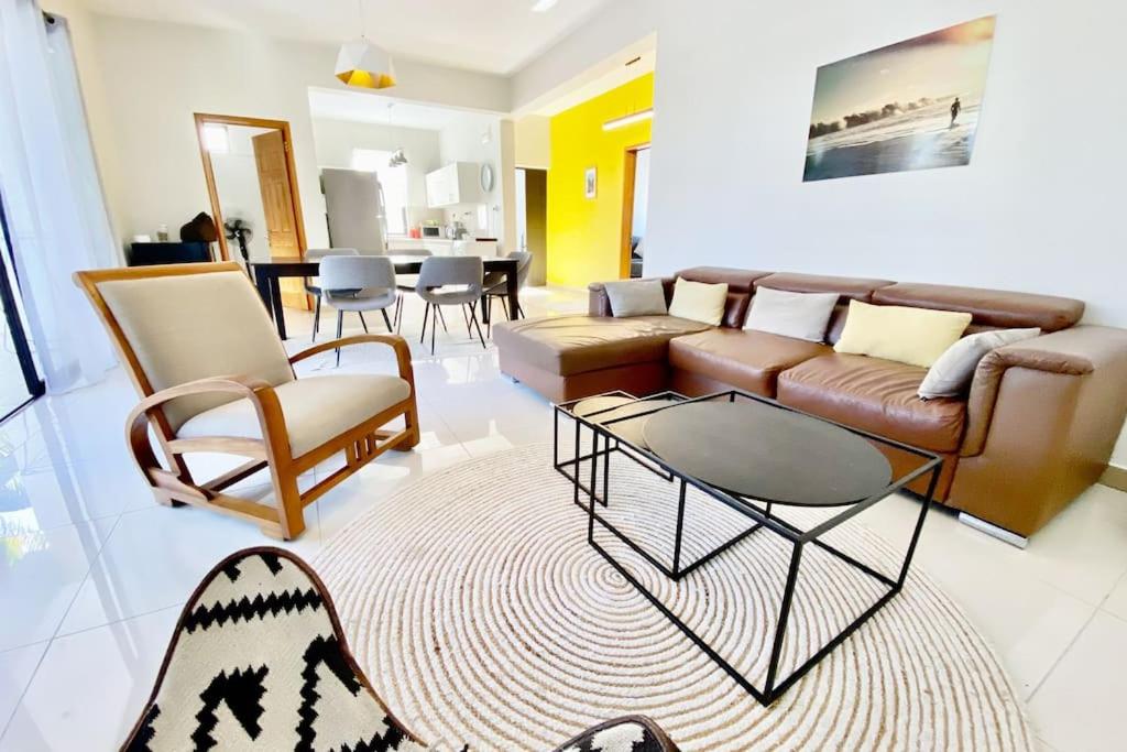 Χώρος καθιστικού στο Agréable appart T4 avec Piscine à Pereybère.