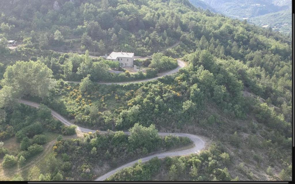een luchtzicht op een kronkelende weg op een berg bij Ferme de Fonfroide Location à la semaine in La Motte-Chalançon