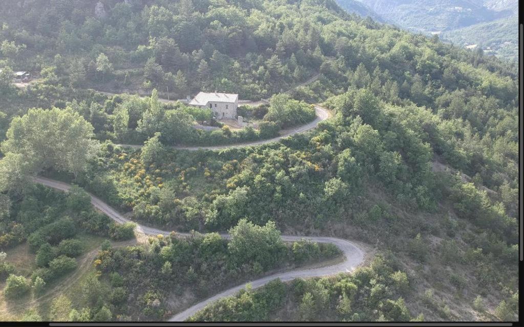 Vue aérienne d'une route sinueuse sur une montagne dans l'établissement Drome Provençale, Gîte Fonfroide, Location à la semaine, à La Motte-Chalançon