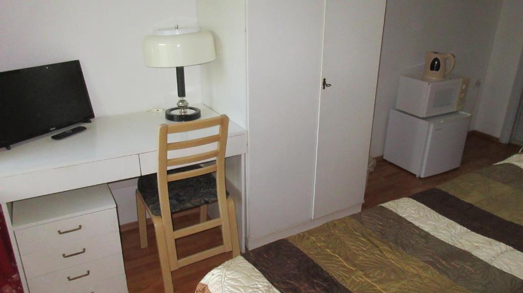 TV a/nebo společenská místnost v ubytování Nepi Hotell