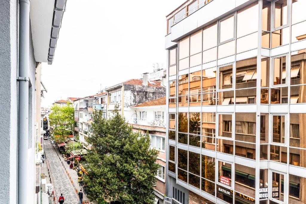 - Vistas a una calle de la ciudad desde un edificio en Tasteful Flat Near Moda Coast in Central Kadikoy, en Estambul