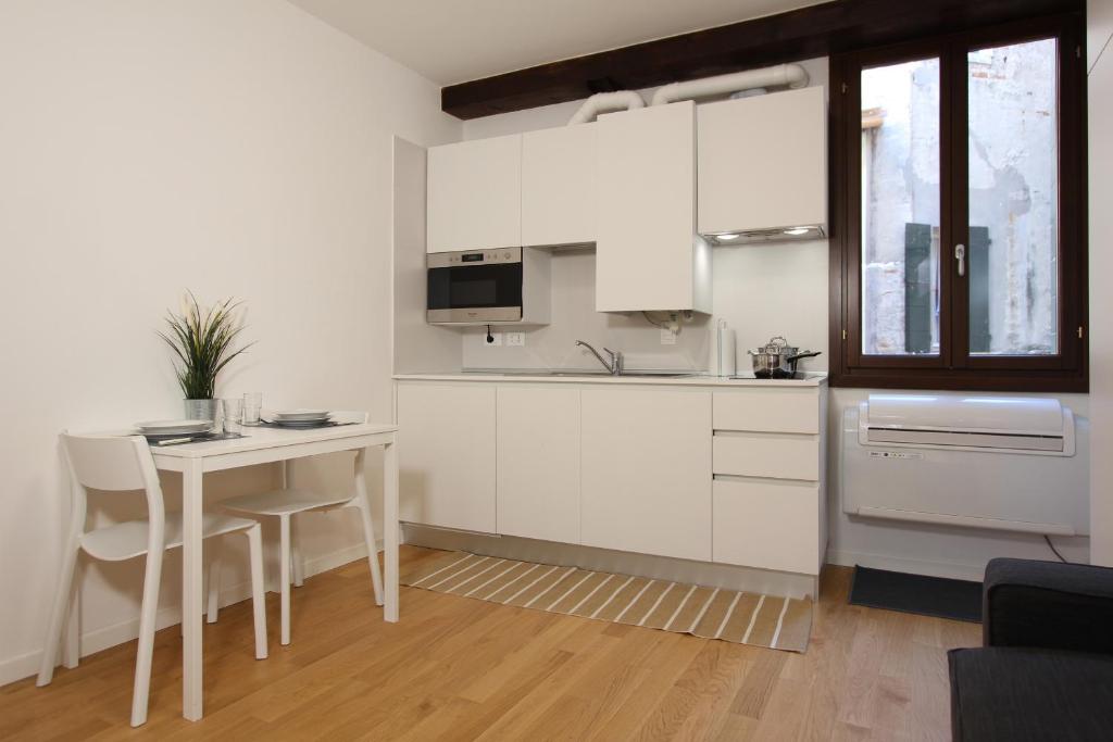 A kitchen or kitchenette at Rialto Studio (300mt from Rialto Bridge)